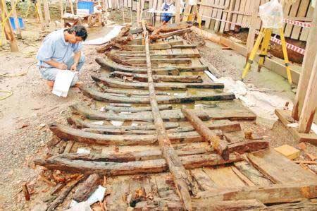 Marmaray projesi için yapılan kazılar-da tarihi değiştirecek bir keşfe imza atıldı. Yenikapıda 8.500 yıl öncesine ait 4 iskelet ile ahşap ve seramik eşyalar bulundu.