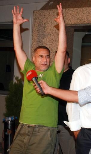 Etiler'de kumar oynanan villaya yapılan baskında gözaltına alınan M.Ali Erbil ve M.Topaloğlu ile birlikte gözaltına 25 kişi 3 saat gözaltında tutulduktan sonra serbest bırakıldı.