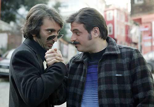 RTÜK Başkanı Dursun, televizyon kanallarında her gün çok sayıda dizi film yayınlandığını, bu dizilerin yoğun bir şekilde izlendiğini söyledi. Televizyonda yayınlanan dizi filmlerin yayıncılık sektörüne ekonomik katkı yaptığını dile getiren Dursun, ''Bu diziler hem ihraç edilerek ülke ekonomisine destek oluyor hem de istihdam sağlıyor'' diye konuştu.