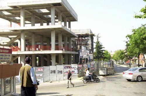 Üsküdar'da, çöp konteyneri kenarına poşet içerisine bırakılmış 2 adet hakem bombası ve bir miktar boş mermi kovanı bulundu. MOBESE kamerasından tespit edilen bir şüpheli gözaltına alındı.