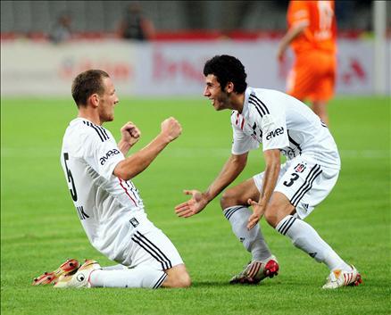2009-2010 Sezonu perdesini açtı. Şampiyon Beşiktaş, açılış maçında İstanbul Belediyespor'la öne geçtiği maçta 1-1 berabere kaldı...