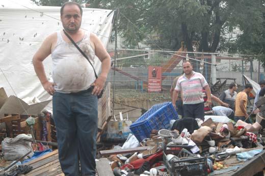 HALK PAZARININ KURULDUĞU CADDE ÜZERİNDEKİ EVLERİ DE SU BASTI. ÖZELLİKLE BODRUM KATLAR SULAR ALTINDA KALDI.
