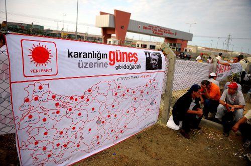 Silivri Ceza İnfaz Kurumları'nda görülmeye başlanan dava için çevrede yoğun güvenlik önlemleri alındı. Tutuklu sanıklardan Gazeteci Tuncay Özkan'ın genel başkanlığını yaptığı yeni partililer de kampüs dışında bekledi