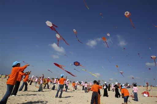 Filistinli çocuklar özgürlük, hayat ve sosyal güvenlik yazılı uçurtmalarla Gazzedeki İsrail ablukasını kınadı ve işgal altında Guinness Rekorlar Kitabına girmeyi başardı.