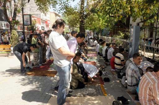 11 ayın sultanı Ramazan'ın ilk cuması nedeniyle milyonlarca müslüman camilere koştu.