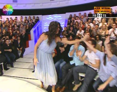 Ünlü top modelin eski yarışmacılardan Metin'i sorduğunu belirten Acun, Metin'e hitaben "Seni saniye saniye seyretmiş. Bana 'Metin'i bulur musun?' dedi" şeklinde konuştu.