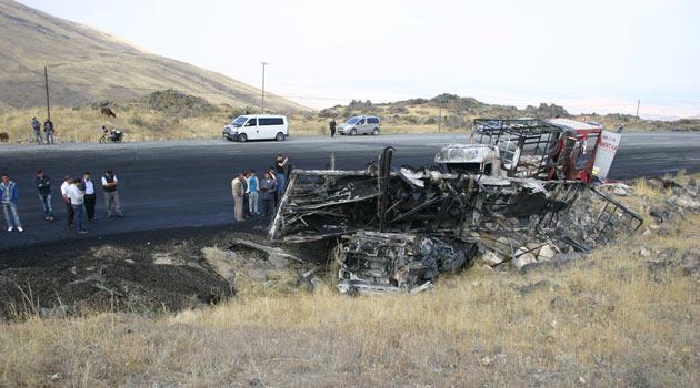 Iğdır merkeze bağlı Suveren köyü yakınlarında yol kesen bölücü terör örgütü mensupları, sebze yüklü 2 TIR'ı ateşe verdi. Şoförleri serbest bırakan teröristler daha sonra olay yerinden kaçtı.