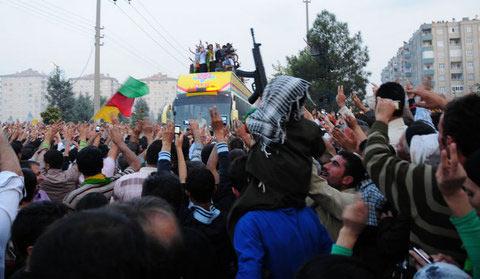 Kendilerine "barış grubu" diyen 34 PKK'lıyı karşılamak için Diyarbakır'da dün akşam onbinlercu kişinin katıldığı bir miting düzenlendi. Grubun alana girişi sırasında sloganlar atıldı, meşaleler yakıldı.