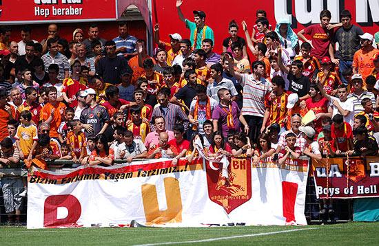 Sarı-Kırmızılı kulübün yeni teknik direktörü Frank Rijkaard sezonun ilk antrenmanı için Florya Metin Oktay Tesisleri'nde sahaya çıktı.