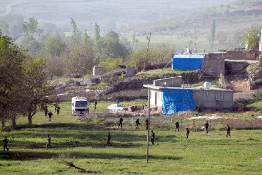 Mardin'in Mazıdağı ilçesine bağlı Bilge Köyündeki silahlı saldırıda yaşamını yitirenler için köyde mezar kazılıyor. 44 cesedin otopsilerine başlandı. Köyden ağıtlar yükseliyor.
