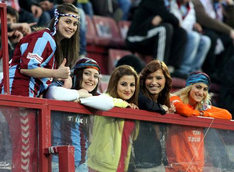 <p><strong><span style="text-decoration: underline;"><span style="color: #ff0000;">TRABZONSPOR A.Ş. -</span></span></strong> <strong>KOLTUK SAYISI:</strong> 3000 <strong>BÖLÜM:</strong> KAPALI VE VIP TRİBÜN</p>