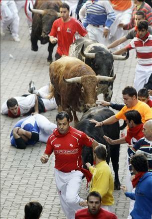 İspanya'da San Fermin festivalinde yine insanlar şenlik yaptığına inandı ama ortaya çıkan manzalar aslında kimin bayram ettiğini gösterir nitelikte.