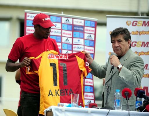 Galatasaray, Keita'yı renklerine bağladı. Galatasaray, dün İstanbul'a getirdiği Abdul Kader Keita ile üç yıllık sözleşme imzaladı.