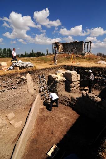 ''İkinci Efes'' olarak nitelendirilen Aizanoi Antik Kenti'ndeki kazılar sürerken antik kent çevresindeki evlerin restorasyonu da tamamlanıyor.