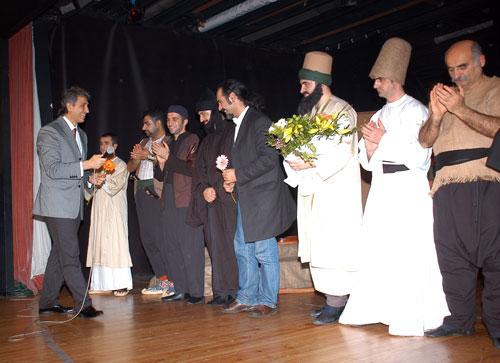 Muhammed Celaleddin'in Mevlana oluşunu anlatan Nar-ı aşk, Mevlana adlı oyunun basın mensupları için yapılan gala gecesi, halkın baskınına uğradı. 300 kişilik salonda 700 kişiyle oyun izlendi. Oyun ise ayakta alkışlandı..