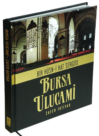 <b>BİR HÜSN-İ HAT SERGİSİ:<br> 
BURSA ULU CAMİ<b>
<br><br>
Bursa’nın tarihi ile özdeşleşen bir kültür hazinesi Ulu cami. Ulu Cami ve onu özellikli hale getiren hat eserlerini fotoğraflar eşliğinde tanıtan eser, devirlere ve inanca şahitlik eden kareleri zengin bilgi birikimiyle okuruna başarıyla aktarıyor. Eserin üslubu oldukça ilgi çekici. Camiyi tüm özellikleri ile tanımak isteyen bir topluluğa, camiyi gezdirerek anlatıyor havası verilmiş. Bunda yazarın daha önce çeşitli defalar camiye gelen ziyaretçilere rehberlik etmesinin de payı var. Ulu Cami’yi sınırlı malumatlarla ziyaret eden okurlar, bu eserin zengin bilgi birikimi ve görselliğiyle tanışınca Ulu Cami’yi yeniden keşfedecekler.