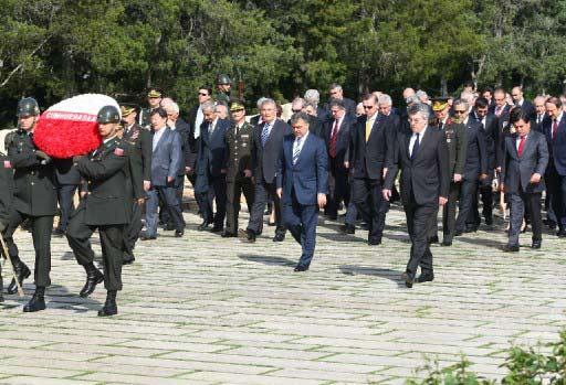 19 Mayıs kutlamaları çerçevesinde Cumhurbaşkanı Gül'ün başkanlığındaki devlet erkanının Anıtkabir'i ziyaret etti.