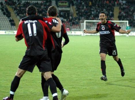 Sivasspor, evinde öldü öldü dirildi. İlk yarıyı yenik kapayan ev sahibi maç sonunda 3 puanı hanesine yazdırmayı bildi. Gençlerbirliği ise yenilmesine rağmen büyük sevinç yaşadı.