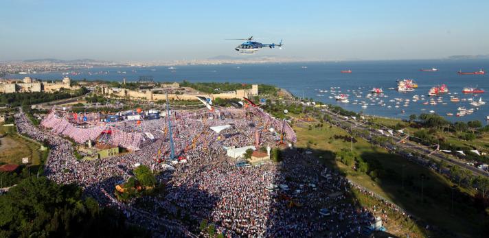 Erdoğan, Kılıçdaroğlunun dünkü 1 milyon kişi topladık açıklamasına, "Emniyet tek tek sayım yapıyor ve verilen rakam belli. Şişir şişir 100 bin kişi" dedi ve ekledi: