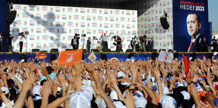 CHP liderinin sahneyi önde kurdurduğunu belirten Erdoğan, "Uyanık ya, alanı küçültmüş" dedi ve MHP lideri Devlet Bahçeliye seslendi: "O da bu alanın 4te 1inde miting yapıyor."