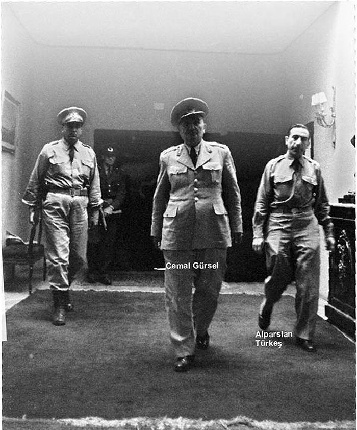 Başbakan Cemal Gürsel, Başbakanlık koridorlarında... Hemen arkasında dönemin Albayı Alpaslan Türkeş var.
