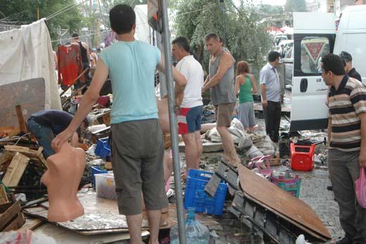 TEKİRDAĞ'DA HALK PAZARININ KURULDUĞU CADDE ÜZERİNDEKİ EVLERİ DE SU BASTI. ÖZELLİKLE BODRUM KATLAR SULAR ALTINDA KALDI.