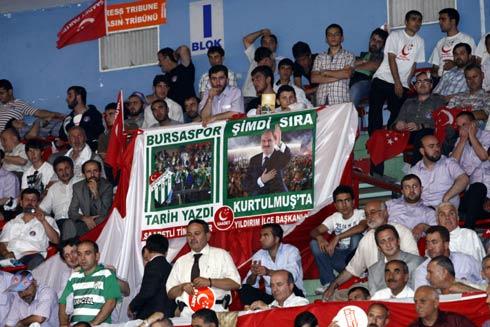 Saadet Partisi Kongresine Bursaspor taraftarları damgasını vurdu. Saadet Partisi Yıldırım İlçe Başkanlığı'nın Bursaspor taraftarı üyeleri salonda, "Bursaspor tarih yazdı, şimdi sıra Kurtulmuş'ta" yazılı pankart açtı.