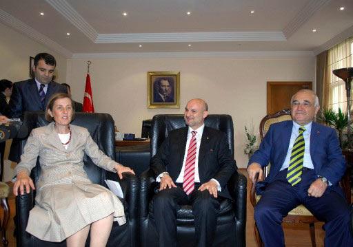 MÜSİAD Başkanı ve yönetim kurulu üyeleri, Bakan Kavaf'ı ziyaret etti. Kavaf, 'kadın sünneti' iddialarını eleştirdi. Ziyarete eşlik eden Bakan Cemil Çiçek'in tuttuğu takım da belli oldu.