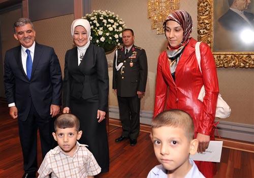 Cumhurbaşkanı Gül'ün Köşk'te verdiği ilk iftara katılan Gaziantepli bir şehit anası ile arasında geçen diyalog Türkiye gerçeğini bir kez daha ortaya koydu. Tüylerin diken diken olduğu an: