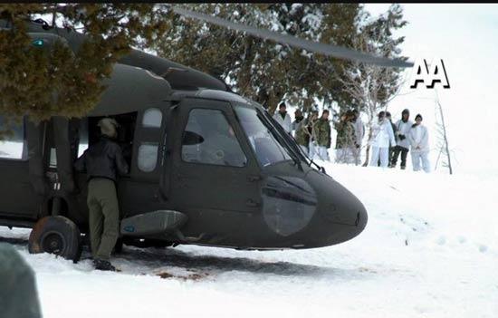 Kurtarma çalışmaları sırasında mecburi iniş yapmak zorunda kalan scorsky helikopterin görüntüsü enkazın yanında