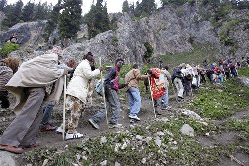 Hindular her yıl deniz seviyesinden 14.500 feet (4420 metre) yükseklikteki mağaraya çileli bir yolculuk yaparak hacı oluyor. Şri Amarnath Tapınağı Hindu inancına göre Tanrıları Kral Şivanın yeniden dirileceği mekan.