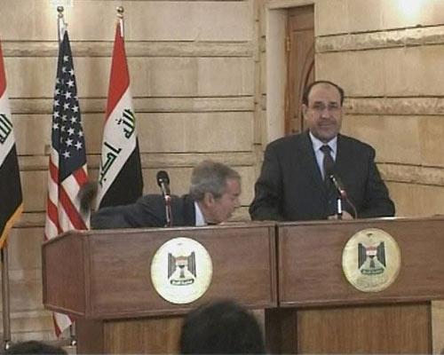 El Bağdadi televizyonu muhabiri Muntasar El Zeydi, Irak'a sürpriz bir ziyarette bulunan ABD Başkanı Bush'a basın toplantısı sırasında ayakkabılarını fırlattı.