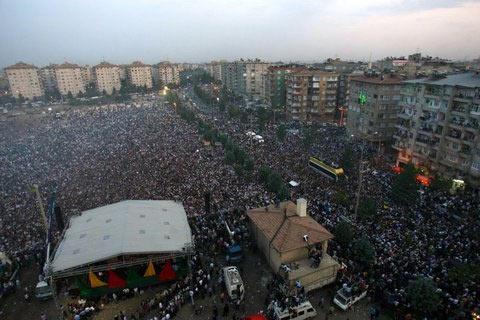 Kendilerine "barış grubu" diyen 34 PKK'lıyı karşılamak için Diyarbakır'da dün akşam onbinlercu kişinin katıldığı bir miting düzenlendi. Grubun alana girişi sırasında sloganlar atıldı, meşaleler yakıldı.