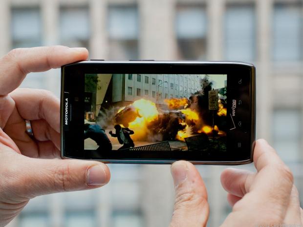 Motorola RAZR Maxx / 
RAZR Maxx, ünlü RAZR ile hemen hemen aynı özelliklere sahip. RAZR Maxx'ın farkı ise pil kapasitesinin 3.300 mAh olması. RAZR'dan biraz daha kalın olan cep, daha uzun bir pil ömrü sunuyor.