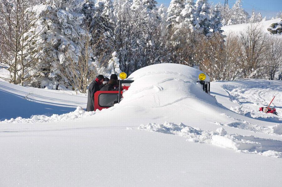 Alınan bilgiye göre, Oteller Bölgesi'nden Bakacak'taki tesislere işçileri taşıyan snowtruck (kar taşıtı) bir hafta önce arızalandı. Hava şartlarının birkaç gündür çetin geçtiği Uludağ'da yoğun kar, aracın etrafını karla doldurdu.