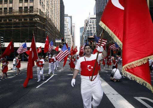 New York'ta 28'inci geleneksel Türk Günü Yürüyüşü ve Festivali büyük bir coşkuyla yapıldı. Törenlere F.Bahçe, G.Saray, Beşiktaş, Trabzon ve Karşıyaka taraftarları damga vurdu.