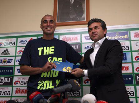 Fenerbahçe, Sivasspor'dan transfer ettiği savunma oyuncusu Fabio Alves Da Silva (Bilica) ile 3 yıllık sözleşme imzaladı. Bilica, Fener'i kariyerinin doruk noktası olarak gösterdi.