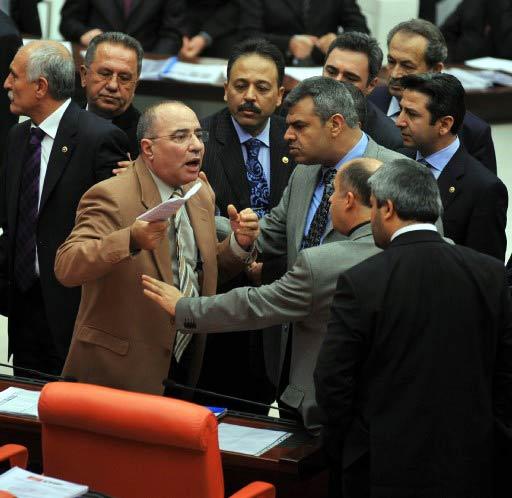 TBMM Genel Kurulunda gerginlik... Kendisini ''ihbarcılık'' ile suçlayan DTP Muş Milletvekili Sırrı Sakık, CHP Malatya Milletvekili Ferit Mevlüt Aslanoğlu'na yumruk attı