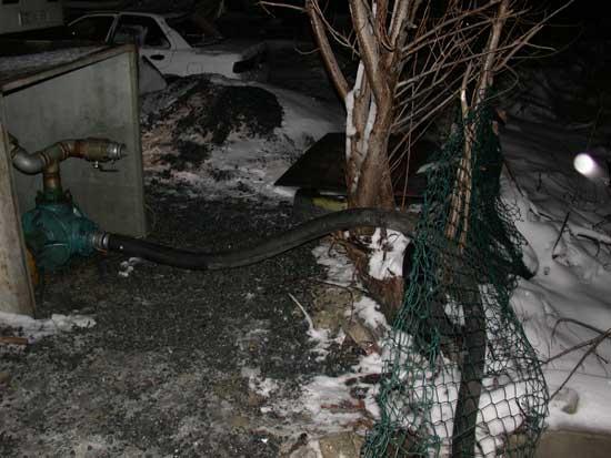 Denizden çekilen akaryakıt dev hortumlarla 2 kilometre taşınarak dağıtım vanasına ulaşıyor...