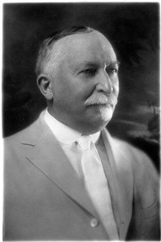 John Harvey Kellogg: Sürekli olarak ''sade yiyeceklerle yetinin'' sloganı üzerinde duran Kellogg, yulaf ezmesi ve patatese dayalı bir diyeti gençliğinden itibaren sürdürdü. Günde 3 kez bağırsakları açan basit yiyecekler geliştirmeye yönelen Kellogg, bu deneylerden granola ve zamanla dünyanın en popüler kahvaltı gevreğine dönüşecek olan Kellogg mısır gevreğini icat etti.