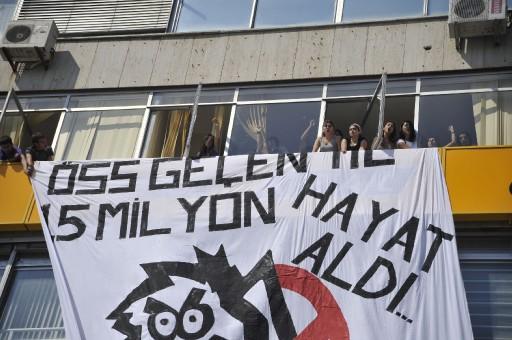 İzmir'de bir grup eylemci, NTV bürosuna girerek, pencereden pankart astı.
