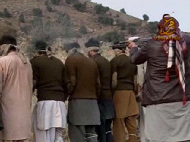 Taliban'ın Pakistan'daki kolu geçtiğimiz yıl 23 Aralık'ta kaçırdığı Pakistan askerlerini infaz ettiği görüntüleri yayınladı.