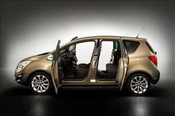 Opel bu yıl sonunda satışa sunacağı son yeniliği ise Meriva olacak. Yeni Opel Meriva 1.4 litrelik Turbo 120 ve 140 bg, 1.3 CDTI 75 bg motor seçenekleriyle kullanıcıların beğenisine sunulacak. Tüm motorlar  Euro5 emisyon standartlarıyla uyumlu. Meriva boş alanların esnek kullanımını optimum düzeye çıkarmak üzere düşünülen ve tümü kendine özgü, modern bir tasarımla sunulan pek çok yenilikçi özelliği bünyesinde topluyor.

FlexDoor arka kapıları, yüksek hacimli bir otomotiv üreticisi için sektörde bir ilk. FlexDoors kapıları, piyasadaki diğer versiyonlardan çok daha geniş olan 84 dereceye kadar açılabiliyor. Ön ve arka kapılar aynı anda açıldığında ise doğal bir güvenlik alanı oluşturulabiliyor. Artık çocukla ebeveynlerini ayıran bir kapı olmadığı için anne-babalar örneğin araçtan inerlerken de çocuklarına göz kulak olabiliyor.