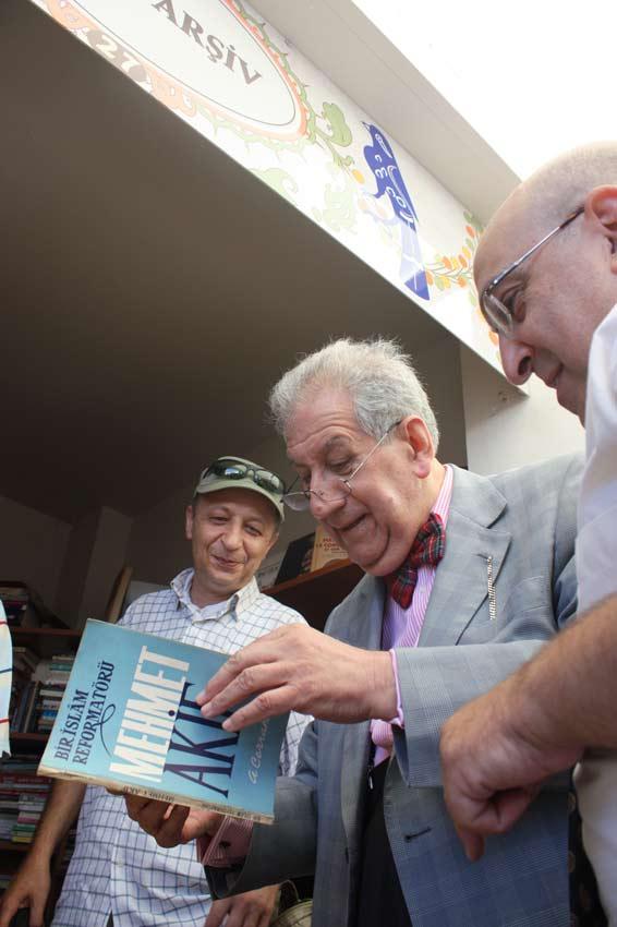 Doğan Hızlan açılış sonraki önüne gelen ilk sahafta eline geçen eski kitaplarla ilgili söyleşi yaptı.