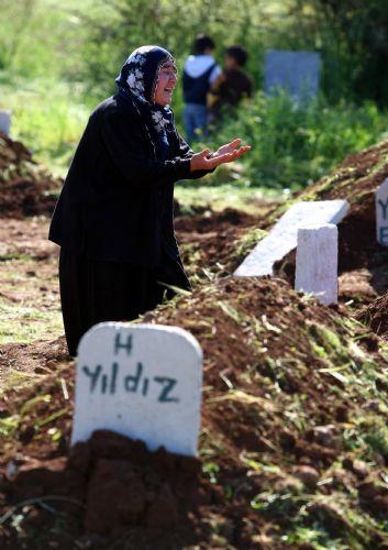 Mardin'in Mazıdağı ilçesi Bilge köyündeki saldırıda ölen 44 kişiden 39'unun cenazesinin defnedildiği mezarlıktan ağıtlar yükselmeye devam ediyor. İşte yürek burkan kareler...