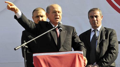 2-Bah&ccedil;eli 15 Ocak 2009'da Antalya'da partisinin b&uuml;y&uuml;kşehir ve il&ccedil;e belediye başkan adaylarının tanıtım toplantısında partisini iktidara taşıyacak form&uuml;l&uuml; a&ccedil;ıklamıştı: "9 Şubat 1969, 9 Şubat 2009 MHP'nin 40. yılı. Bu sene siyasi partiler yasası gereği 9. b&uuml;y&uuml;k kurultayımızda 2009 yılında olacaktır. Demek ki 9 ışık 3 dalga 9'la iktidara doğru y&uuml;r&uuml;yor demektir. Bu sebeple 2009 yılı hayırlara vesile olacaktır. MHP b&uuml;g&uuml;n ortaya koymuş olduğu milliyet&ccedil;i fikri program haline d&ouml;n&uuml;şt&uuml;rm&uuml;ş, T&uuml;rkiye'de muhalefeti ilkeli temiz ve &ccedil;&ouml;z&uuml;m &uuml;reten bir anlayışla s&uuml;rd&uuml;rmektedir. 2009 yılındayız. 2009'un sıfırlarının &uuml;zerine &ccedil;arpı koyun, atın. İki sıfırı kaldırdık. Ne kaldı 29. 11 ile 29'u toplayın ne oldu, 40. Milliyet&ccedil;i hareketinin 40. yılı. Bunlar tesad&uuml;f olamaz..."