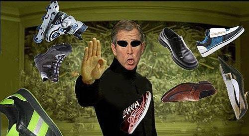 Başkan Bush'un giderayak Irak'ta bir gazetecinin ayakkabılı saldırısına uğraması internette yeni eğlence konusu oldu.