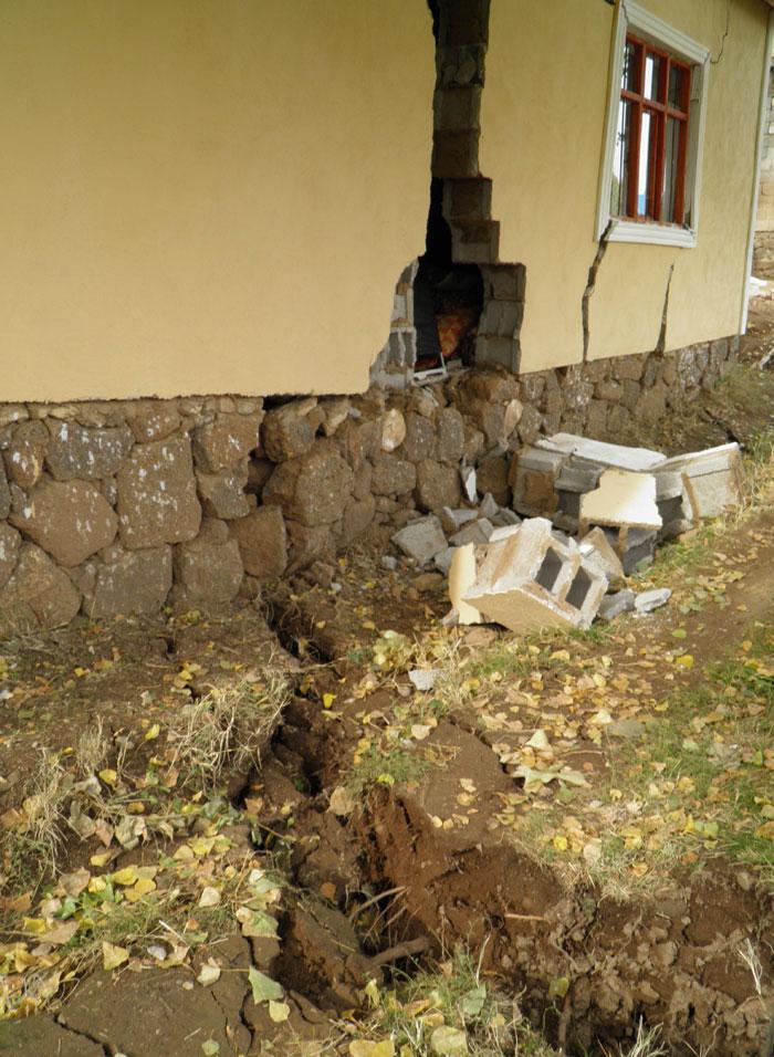 Çelebibağ İnönü Mahallesi sakini İsmail Birdal, fay yarığının büyük bir gürültü ile oluştuğunu belirterek, "Deprem esnasında biz bu alanlara bakmamıştık, kendi canımızın derdine düşmüştük. Sonradan görünce dehşete kapıldık. Öyle şiddetli bir fay hattı ki evleri ikiye böldü. Bu fay hattı yaklaşık olarak 2 kilometre uzunluğunda, derinliği ise 3 ile 4 metre arasında. Bu fay hattı mahallemizde bazı evleri ortadan ikiye ayırırken, diğer evler de zarar gördü. Toprağı alıp götüren fay hattı kanalizasyonları, içme sularını, yolları kullanılmaz hale getirdi" diye konuştu.