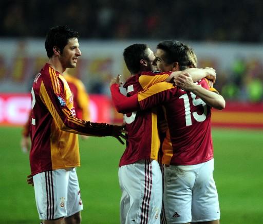 G.Saray-Hambur maçında Ali Sami Yen tartihi günlerinden birini daha yaşarken protokol tribününde ağı isimler vardı.