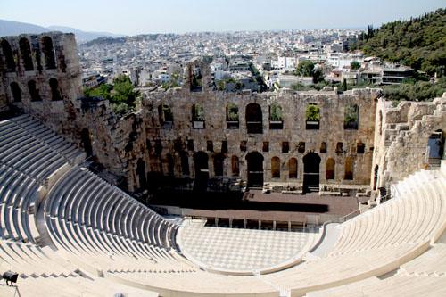 Akropolun eteklerindeki Odeion Tiyatrosu, 5 bin kişi alıyor. Tiyatroda ünlü sanatçılar konserler veriyor ve Atina Festivali yapılıyor.